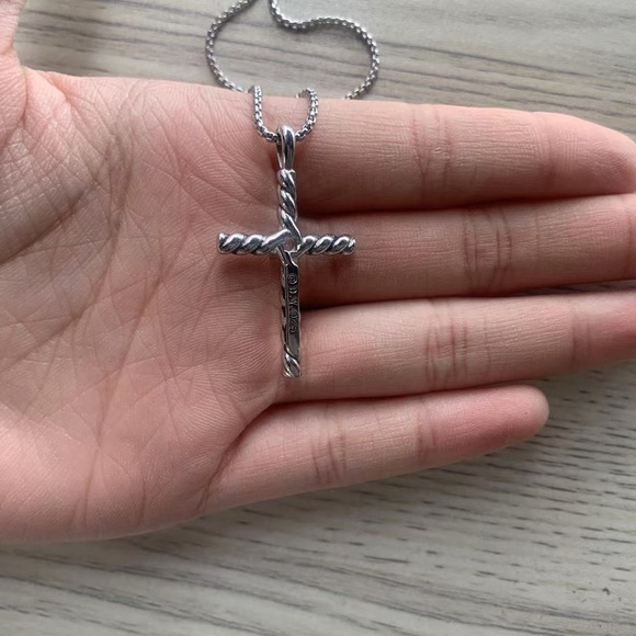 David Yurman Classic Cross Pendant, sterling silver with center diamond - Picture 5 of 9